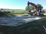 Freilegen des Sandplatzes | Der bestehende Sandplatz wird von Bewuchs befreit und fuer die k&uuml;nftige Verwendung aufgearbeitet - Renovierung des Sportplatzes, Juni 2019