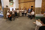 Die Gesangsrunde von Herzogbirbaum mit traditionellen Liedern. Foto &copy; R. Raberger - Bl&uuml;tenfest 14.5.2022