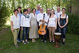 Die Gesangsrunde von Herzogbirbaum. v.l.: Monika Kleedorfer, Beate Haslinger, Paula Mayr, Irene Thim, Regina Schr&ouml;dl, Josef Benedikt, Bernhard Schnabel, Rudolf Windisch, Beatrix Schnabel, Bernhard Thim, Nina Windisch. Foto &copy; R. Raberger - Bl&uuml;tenfest 14.5.2022