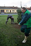Eine letzte Schaufel Erde ... (links Josef Benedikt, rechts Josef Kleedorfer). Foto &copy; R. Raberger - Der neue Christbaum bei der Kirche, 29.10.2020