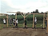 "Pausenraum"|F&uuml;r die Spielpausen werden schattige Sitzgelegenheiten geschaffen. Schon das Bewegen der Bauteile verlangt Teamarbeit - Renovierung des Sportplatzes, Juni 2019