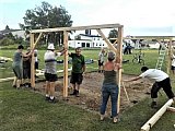 Es k&ouml;nnte passen|Der spannende Moment kurz vor dem Zusammenbau der Bauteile - Renovierung des Sportplatzes, Juni 2019