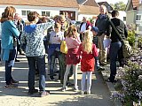 14.10.2018 Herbst-UmGang|Die Teilnehmer an der R&auml;tselralley hantieren bereits eifrig mit ihren Testbl&auml;ttern. F&uuml;r richtige Antworten auf die Fragen zu den Stationen gibt es einen Sticker von Nina. Foto: &copy; Georgia Spausta
 - Gemeinsamer Spaziergang am 14.10.2018 mit Pr&auml;sentation ausgew&auml;hlter Stationen des Umganges