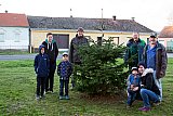 Sieht doch gut aus!
V.l.n.r: Nina Windisch mit S&ouml;hnen, Josef Benedikt, Josef Kleedorfer, Katrin Windisch mit Sohn, Rudolf Windisch. Foto &copy; R. Raberger - Der neue Christbaum bei der Kirche, 29.10.2020