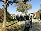 14.10.2018 Herbst-UmGang|Infost&auml;nder bei der Pfarrkirche. Die kleinsten Teilnehmer sind entschuldigt und d&uuml;rfen schlafen. Foto: &copy; Georgia Spausta - Gemeinsamer Spaziergang am 14.10.2018 mit Pr&auml;sentation ausgew&auml;hlter Stationen des Umganges