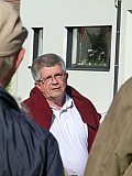 Kaufhaus R&ouml;sner|Reinhard Raberger, Enkel des letzten Kaufmannes von Herzogbirbaum, erl&auml;utert die Geschichte des Hauses. Foto: &copy; Georgia Spausta  - Gemeinsamer Spaziergang am 14.10.2018 mit Pr&auml;sentation ausgew&auml;hlter Stationen des Umganges