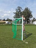 Neue Netze 1 |  Nachdem das Probespiel erfolgreich verlaufen ist, erhalten die Fu&szlig;balltore auch neue Netze ... - Renovierung des Sportplatzes, Juni 2019