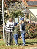 Kriegerdenkmal|W&auml;hrend die meisten Spazierg&auml;nger noch unterwegs sind, studieren Teilnehmer an der R&auml;tselralley bereits die Informationstafel. Jeder will die h&ouml;chste Punktezahl erreichen! Foto: &copy; Georgia Spausta - Gemeinsamer Spaziergang am 14.10.2018 mit Pr&auml;sentation ausgew&auml;hlter Stationen des Umganges