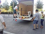 Verladung | Die schweren Komponenten f&uuml;r den Tisch werden sicher im Lastwagen verstaut ... - Renovierung des Sportplatzes, Juni 2019