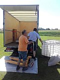 Entladung | ... und nach dem Transport wieder ausgeladen - Renovierung des Sportplatzes, Juni 2019