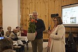 Danke sch&ouml;n|Christa Muth bedankte sich bei Josef Benedikt f&uuml;r seinen Ideenreichtum und sein gro&szlig;es Engagement, mit dem er als Obmann unerm&uuml;dlich neue Projekte "auf die Beine stellt" und viele Ortsbewohner zum Mitmachen gewinnt. - Bl&uuml;tenfest 2019 (27.4.2019)