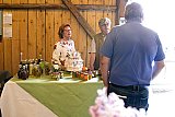 Der Verkaufsstand von Anita und Leopold Gradinger mit "geistigen Getr&auml;nken" und Marmeladen aus eigener Produktion - Bl&uuml;tenfest 2018