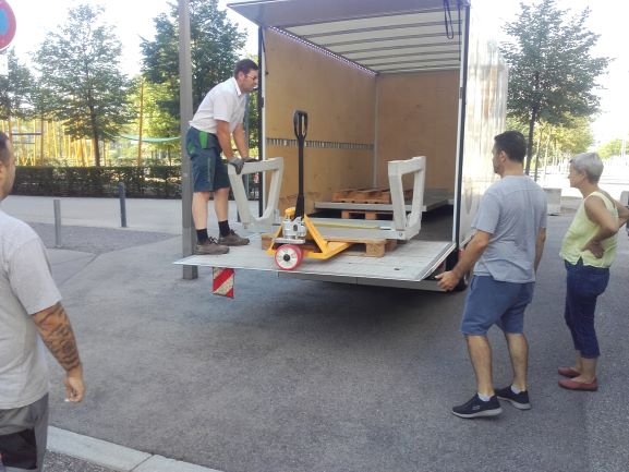 Verladung | Die schweren Komponenten für den Tisch werden sicher im Lastwagen verstaut ... - Renovierung des Sportplatzes, Juni 2019