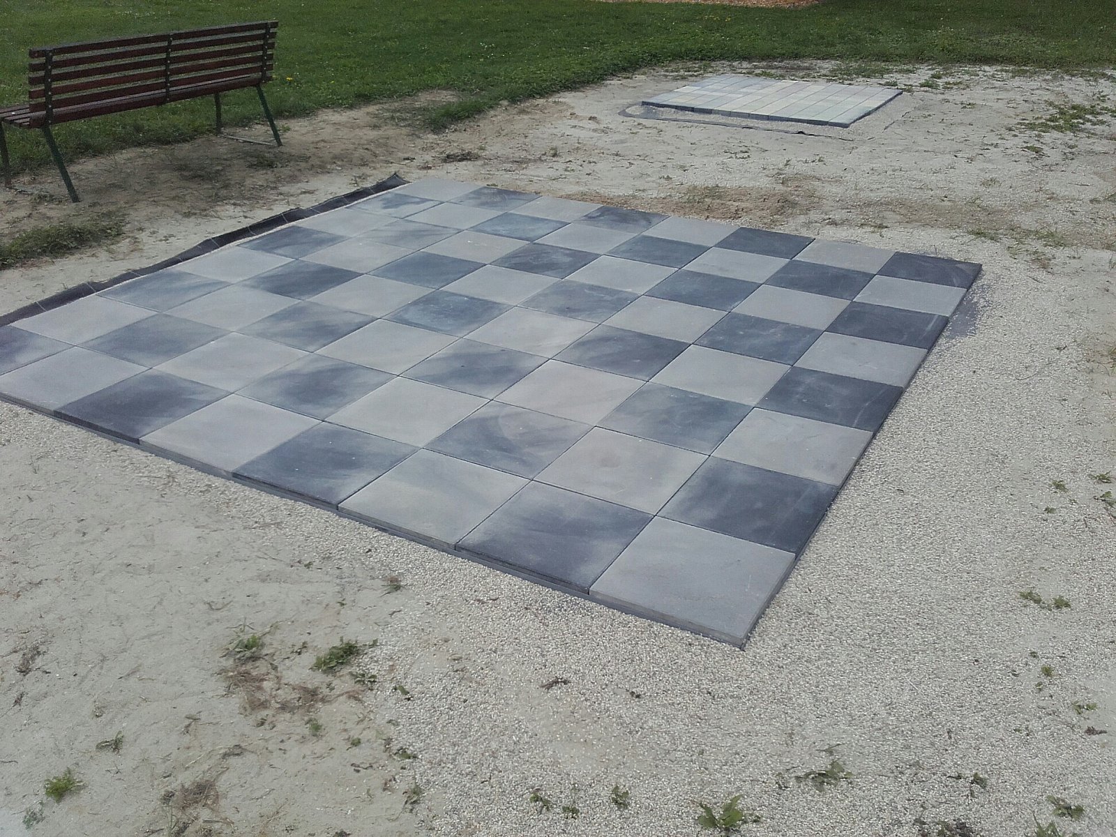 ... Schach und Dame im Großformat verschaffen ein völlig neues Spielgefühl - Renovierung des Sportplatzes, Juni 2019
