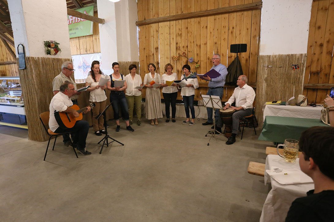 Die Gesangsrunde von Herzogbirbaum mit traditionellen Liedern. Foto © R. Raberger - Blütenfest 14.5.2022