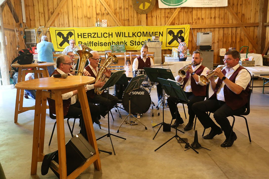 Die Combo der Blasmusik Großmugl unter der Leitung von Heinz Mayer. Foto © R. Raberger - Blütenfest 14.5.2022