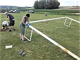 Fußballtore - refurbished|Der Lack muß ab! Die alten Torstangen werden für den neuen Anstrich vorbereitet - Renovierung des Sportplatzes, Juni 2019
