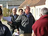 14.10.2018 Herbst-UmGang|Josef Benedikt, Obmann der Dorferneuerung Herzogbirbaum, bei der Begrüßung. Links dahinter Nina Windisch, die Organisatorin der Kinder-Rätselralley. Foto: © Georgia Spausta - Gemeinsamer Spaziergang am 14.10.2018 mit Präsentation ausgewählter Stationen des Umganges