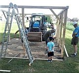 Es passt | Nachdem die wichtigsten Bauteile verbunden sind, kann kaum mehr etwas schiefgehen ... - Renovierung des Sportplatzes, Juni 2019